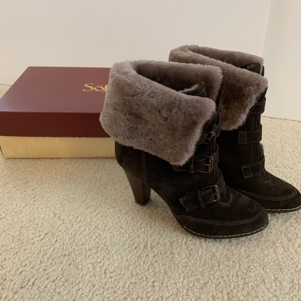 Soft shearling lines suede leather heel booties